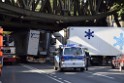 LKW blieb unter Bruecke haengen Koeln Ehrenfeld Innere Kanalstr Hornstr P132